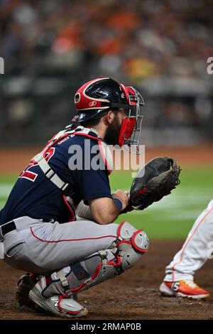 Connor Wong (12), receveur des Red Sox de Boston, envoie un signal de pitch dans la sixième manche du match MLB entre les Red Sox de Boston et les Astros de Houston Banque D'Images