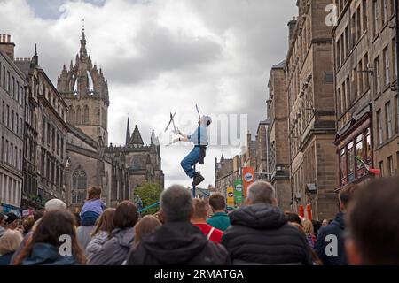 Royal Mile, Édimbourg, Écosse, Royaume-Uni. 27 août 2023. Bien que le Fringe Festival d'Édimbourg se termine le lundi 28 août, il n'y avait pas de sécurité ou de personnel Fringe autour de la High Street pour surveiller les foules et le temps des spectacles d'artistes de rue. Cependant, il y avait encore un large public congressant pour se divertir. Photo : Malachi Frost jongle sur une plate-forme dans la High Street. Crédit : Arch White/alamy Live News. Banque D'Images