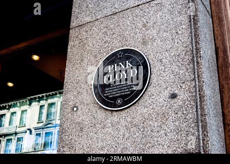 Plaque commémorative ronde noire indiquant l'endroit où le groupe de rock Pink Floyd a étudié à Regent Street Polytechnic, à Londres Banque D'Images