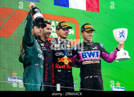 ZANDVOORT - Fernando Alonso (Aston Martin), Max Verstappen (Red Bull Racing) et Pierre Gasly (Alpine) sur le podium après le Grand Prix de F1 des pays-Bas sur le circuit de Zandvoort le 27 août 2023 à Zandvoort, pays-Bas. ANP REMKO DE WAAL Banque D'Images