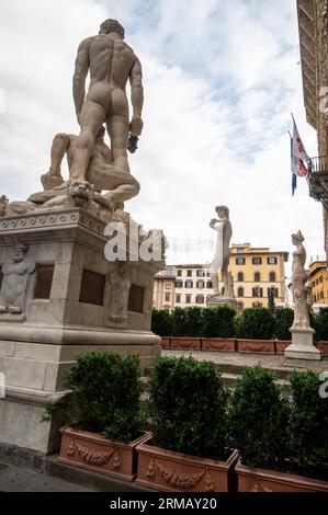 Une sculpture italienne de la Renaissance créée en marbre d'Hercule et de Cacus à l'entrée principale du 13ème siècle Palazzo Vecchio (hôtel de ville de Floren Banque D'Images