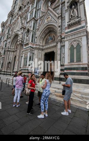 Tôt le matin, quelques touristes commencent à former une file d'attente ou une file d'attente devant le vaste complexe de Santa Maria del Fiore, (cathédrale de Florence) sur la Piazza Banque D'Images