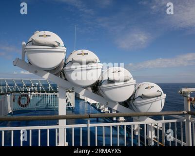 Radeaux de sauvetage sur Brittany Ferries Port-Aven cruiseferry Banque D'Images