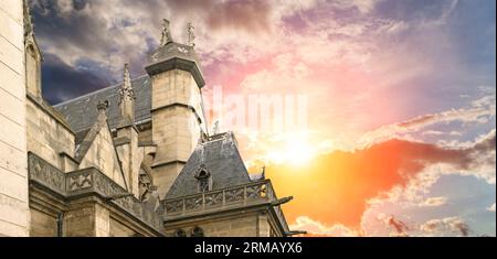 Grande église gothique de Saint Germain l Auxerrois (sur fond de ciel au coucher du soleil), Paris, France Banque D'Images