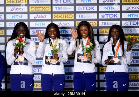 Les Britanniques Daryll Neita, Bianca Williams, Imani-Lara Lansiquot et Asha Philip célèbrent sur le podium après avoir reçu leurs médailles de bronze pour avoir terminé troisièmes de la finale du relais 4 x 100 mètres lors de la neuvième journée des Championnats du monde d'athlétisme au Centre national d'athlétisme de Budapest, en Hongrie. Date de la photo : dimanche 27 août 2023. Banque D'Images