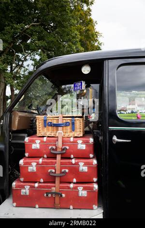 Valises et panier pique-nique sur un taxi noir Beardmore vintage, Helensburgh, Écosse Banque D'Images