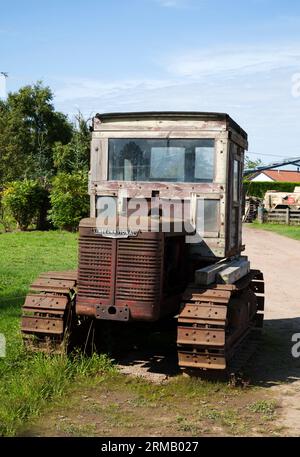 Rusting International tracteur caterpillar avec cabine en bois. Banque D'Images