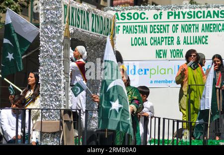 New York, États-Unis. 27 août 2023. Les New-Yorkais pakistanais, certains portant des vêtements pakistanais traditionnels et brandissant des drapeaux pakistanais, défilent sur Madison Avenue lors du jour annuel de l'indépendance du Pakistan. Crédit : Ryan Rahman/Alamy Live News Banque D'Images