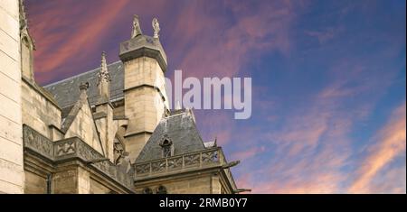 Grande église gothique de Saint Germain l Auxerrois (sur fond de ciel au coucher du soleil), Paris, France Banque D'Images