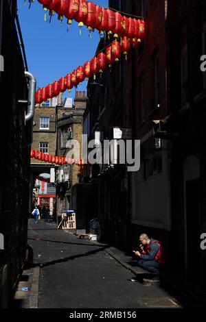 Drapeaux Union Jack et lanternes chinoises suspendus au-dessus de Dansey place, Chinatown, Londres, Royaume-Uni. 26 mai 2023 Banque D'Images