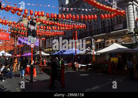 Drapeaux de l'Union Jack et lanternes chinoises suspendus au-dessus de Gerrard Street, Chinatown, Londres, Royaume-Uni. 26 mai 2023 Banque D'Images