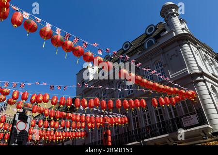 Drapeaux de l'Union Jack et lanternes chinoises suspendus au-dessus de Gerrard Street, Chinatown, Londres, Royaume-Uni. 26 mai 2023 Banque D'Images