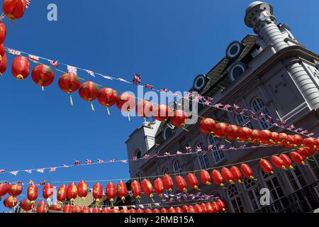 Drapeaux de l'Union Jack et lanternes chinoises suspendus au-dessus de Gerrard Street, Chinatown, Londres, Royaume-Uni. 26 mai 2023 Banque D'Images