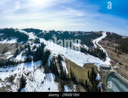 Pistes de ski, télésièges, skieurs et snowboarders dans la station de ski Bialka Tatrzanska en Pologne en hiver. Panorama aérien Banque D'Images