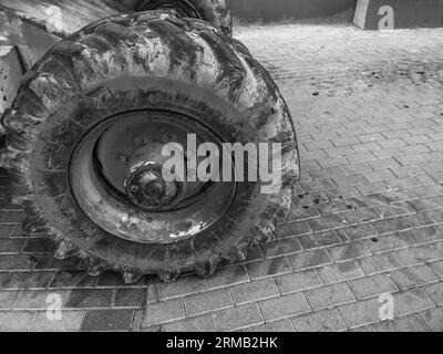 Puissantes grandes roues avec bande de roulement et pneus d'équipements de construction hors route, tracteurs, voitures. Banque D'Images