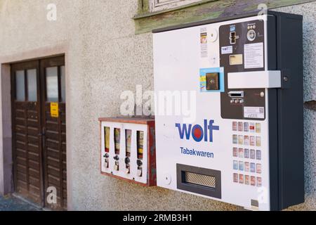 Wolfratshausen, Allemagne - 11 juin 2023 : un distributeur de cigarettes est accroché au mur d'un bâtiment. Banque D'Images