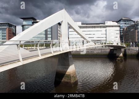 Le Broomielaw-Tradeston Bridge - Squiggly Bridge - au-dessus de la rivière Clyde à Glasgow Ecosse Royaume-Uni Banque D'Images