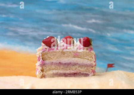 Une tranche de gâteau de couche de chocolat rose avec fraise et gâteau à la crème gros plan Banque D'Images