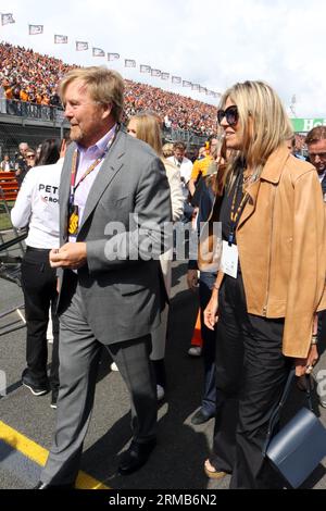 Zandvoort, pays-Bas. 27 août 2023. Zandvoort, pays-Bas, 27. Août 2023 ; Grand Prix de Formule 1 de la FIA néerlandaise, la course, le roi Willem Alexander, prince d'Oranien-Nassau et sa femme la reine Maxima lors de leur marche sur la grille de départ, formel 1 en Hollande, photo et copyright par Arthur THILL/ATP images (THILL Arthur/ATP/SPP) crédit : SPP Sport Press photo. /Alamy Live News Banque D'Images