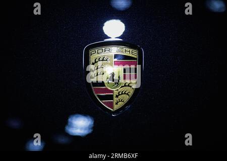 Bangkok, Bangkok, Thaïlande. 27 août 2023. Le 27 août 2023, le logo Porsche est affiché sur une nouvelle voiture sur le terrain de vente de la Thailand Big Motor sale 2023 au Bangkok International Trade and Exhibition Center (image de crédit : © Wissarut Weerasopon/ZUMA Press Wire) À USAGE ÉDITORIAL UNIQUEMENT! Non destiné à UN USAGE commercial ! Banque D'Images