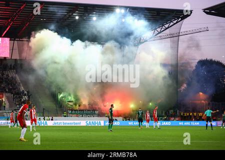 Essen, Allemagne, 27.08.2023. Rot-Weiss Essen vs. SC Preussen Muenster, football, 3. Liga, Journée 4, saison 2023/2024. SC PREUSSEN MUENSTER FANS LES RÈGLEMENTS DU DFL INTERDISENT TOUTE UTILISATION DE PHOTOGRAPHIES COMME SÉQUENCES D'IMAGES ET/OU QUASI-VIDÉO. Crédit : newsNRW / Alamy Live News Banque D'Images