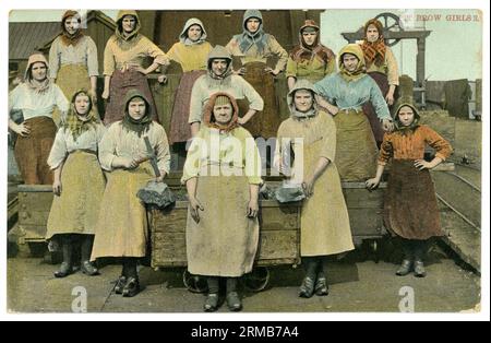 Revers de la carte postale de l'ère édouardienne du groupe de filles Pit Brow à Pithead, Moss Hall Colliery, Wigan, Lancashire, Royaume-Uni Posté le 6 juillet 1909 Banque D'Images