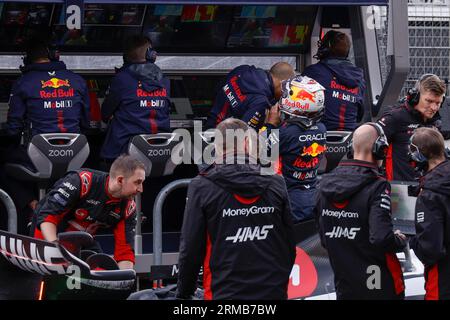ZANDVOORT, PAYS-BAS - AOÛT 27 : Max Verstappen d'Oracle Red Bull Racing et son ingénieur Gianpiero Lambiase d'Oracle Red Bull Racing Banque D'Images