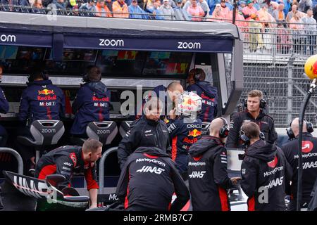 ZANDVOORT, PAYS-BAS - AOÛT 27 : Max Verstappen d'Oracle Red Bull Racing et son ingénieur Gianpiero Lambiase d'Oracle Red Bull Racing Banque D'Images