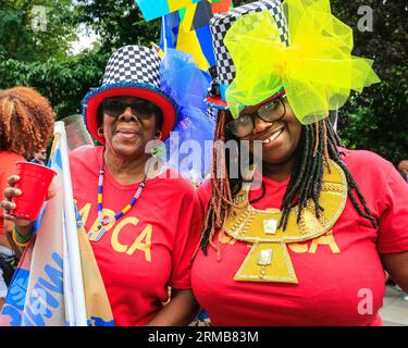 Londres, Royaume-Uni. 27 août 2023. Deux dames apprécient leur carnaval. Jusqu'à deux millions de personnes sont attendues pour célébrer le carnaval ce week-end de fête de la Banque en participant ou en regardant le long de la route du carnaval, dans les systèmes sonores, les stands et les lieux. Poudres et peintures colorées, en reconnaissance de la tradition caribéenne et début des festivités du Carnaval de Notting Hill. Crédit : Imageplotter/Alamy Live News Banque D'Images