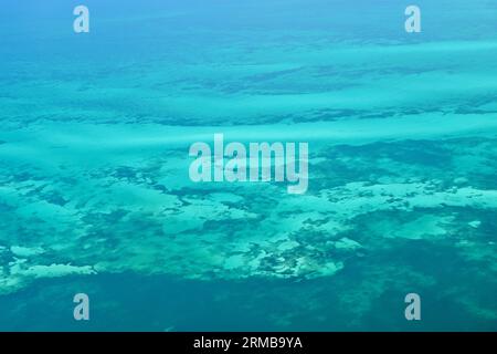 Une vue aérienne des eaux turquoise exquises du Belize, Amérique centrale / Caraïbes. Banque D'Images