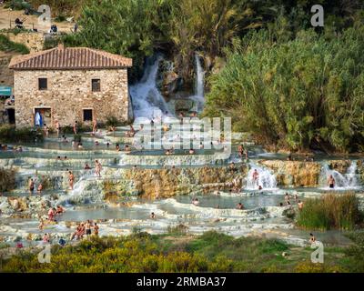 Baigneurs à la source chaude Cascate del Mulino en Toscane Banque D'Images