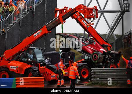 Zandvoort, pays-Bas. 27 août 2023. L'Alfa Romeo F1 Team C43 de Zhou Guanyu (CHN) Alfa Romeo F1 Team est retiré de la piste après qu'il se soit écrasé hors de la course. Championnat du monde de Formule 1, Rd 14, Grand Prix des pays-Bas, dimanche 27 août 2023. Zandvoort, pays-Bas. Crédit : James Moy/Alamy Live News Banque D'Images