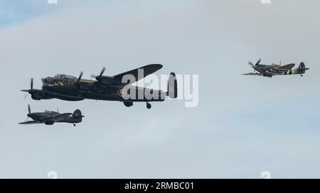 Rhyl, Royaume-Uni. 27 août 2023. Le vol commémoratif de la bataille d'Angleterre de Hawker Hurricane PZ865 (à droite), le bombardier Lancaster PA474 (au centre) et le Mk Vb Spitfire, AB910 (à gauche) courent dans le spectacle pour effectuer leur exposition, lors du Rhyl Air Show 2023 au Rhyl Seafront, Rhyl, Royaume-Uni, le 27 août 2023 (photo de Cody Froggatt/News Images) à Rhyl, à Rhyl, Royaume-Uni le 8/27/2023. (Photo de Cody Froggatt/News Images/Sipa USA) crédit : SIPA USA/Alamy Live News Banque D'Images