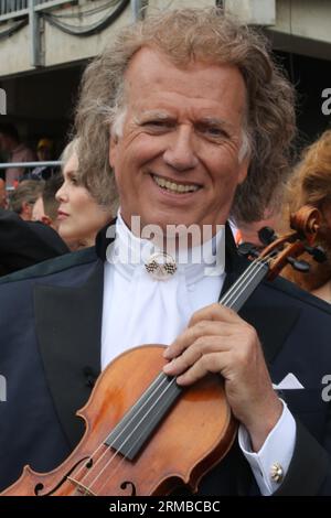 Zandvoort, pays-Bas. 27 août 2023. Zandvoort, pays-Bas, 27. Août 2023 ; Grand Prix de Formule 1 de la FIA des pays-Bas, André Léon Marie Nicolas Rieu est un violoniste et chef d'orchestre néerlandais, connu pour avoir créé l'orchestre Johann Strauss. André Rieu est depuis de nombreuses années l'un des groupes live les plus populaires au monde ! Et joué avant la course de F1 avec son orchestre -formel 1 en Hollande, photo et copyright par Arthur THILL/ATP images (THILL Arthur/ATP/SPP) crédit : SPP Sport Press photo. /Alamy Live News Banque D'Images