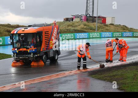 Zandvoort, pays-Bas. 27 août 2023. Atmosphère du circuit - les marshals balayent la pluie de la piste. 27.08.2023. Formula 1 World Championship, Rd 14, Grand Prix des pays-Bas, Zandvoort, pays-Bas, jour de la course. Le crédit photo doit se lire : XPB/Press Association Images. Crédit : XPB Images Ltd/Alamy Live News Banque D'Images