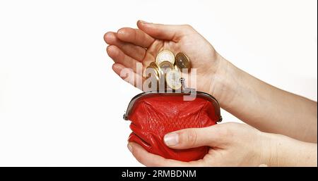 Mains de femme et sac à main avec des pièces en euros sur fond blanc Banque D'Images