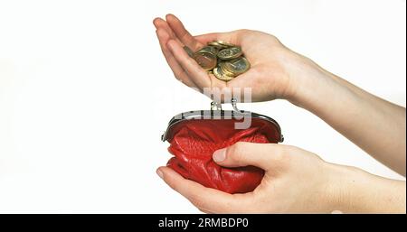 Mains de femme et sac à main avec des pièces en euros sur fond blanc Banque D'Images
