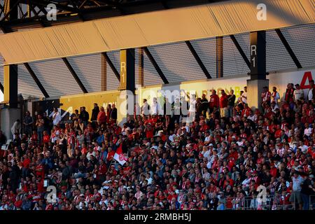 Essen, Allemagne, 27.08.2023. Rot-Weiss Essen vs. SC Preussen Muenster, football, 3. Liga, Journée 4, saison 2023/2024. LES FANS DE ROT-WEISS ESSEN LA RÉGLEMENTATION DU DFL INTERDISENT TOUTE UTILISATION DE PHOTOGRAPHIES COMME SÉQUENCES D'IMAGES ET/OU QUASI-VIDÉO. Crédit : newsNRW / Alamy Live News Banque D'Images