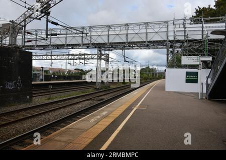 Passerelle temporaire de la station de la vallée de la Trent Lichfield reliant les plates-formes de la ligne principale de la côte ouest jusqu'à la plate-forme 2 en direction du sud (ligne montante) Banque D'Images