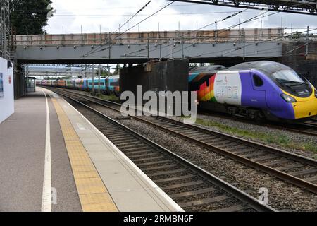 Lichfield Trent Valley Station pendant la fermeture temporaire de la plate-forme 3 de haut niveau avec Avanti Pride Liveried Pendolino 390119 passant en dessous Banque D'Images