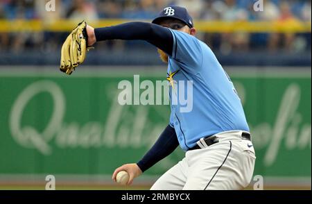 St. Petersburg, États-Unis. 27 août 2023. Le joueur des Tampa Bay Rays, Zack Littell, joue contre les Yankees de New York lors de la première manche d'un match de baseball au Tropicana Field à St. Petersburg, Floride, le dimanche 27 août 2023. Photo de Steve Nesius/UPI. Crédit : UPI/Alamy Live News Banque D'Images