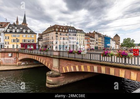 Strasbourg, France - 19 juin 2023 : rue avec maisons à colombages historiques dans le quartier de la petite France à Strasbourg, France Banque D'Images