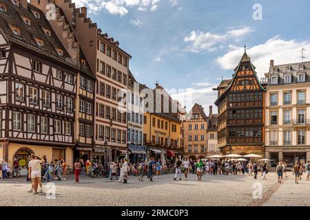 Strasbourg, France - 19 juin 2023 : rue avec maisons à colombages historiques dans le quartier de la petite France à Strasbourg, France Banque D'Images