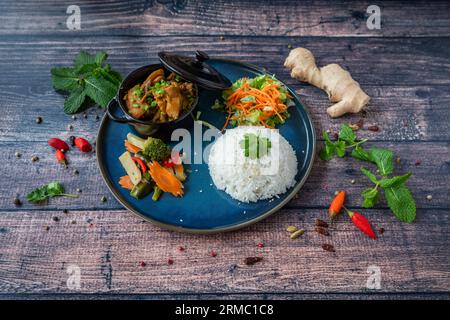 célèbre cassolette de poulet au gingembre frais avec riz gluant et légumes Banque D'Images