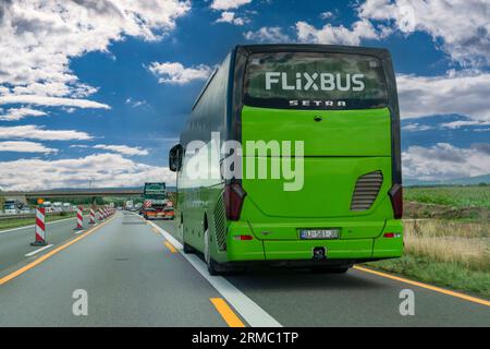 Allemagne-01 août 2023 : bus interurbain circulant sur l'autoroute Banque D'Images
