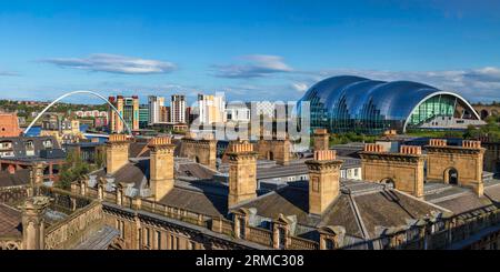 Vue de jour depuis le pont de Tyne donnant sur la rivière Tyne vers le Glasshouse International Centre for Music Banque D'Images