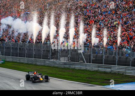 Zandvoort, pays Bas. 27 août 2023. 01 VERSTAPPEN Max (nld), Red Bull Racing RB19, action célébrant la victoire devant ses fans lors du Grand Prix de Hollande Heineken de Formule 1 2023, 13e manche du Championnat du monde de Formule 1 2023 du 25 au 28 août 2023 sur le circuit de Zandvoort, à Zandvoort, pays-Bas - photo Florent Gooden/DPPI crédit : DPPI Media/Alamy Live News Banque D'Images