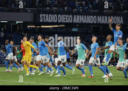 Naples, Italie. 27 août 2023. Les joueurs de Naples célèbrent à la fin du match de football Serie A entre SSC Napoli et Sassuolo Calcio au stade Diego Armando Maradona à Naples (Italie), le 27 août 2023. Crédit : Insidefoto di andrea staccioli/Alamy Live News Banque D'Images