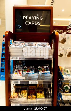 Cartes à jouer pour voyager vendues dans un étal à l'aéroport de Bahreïn Banque D'Images