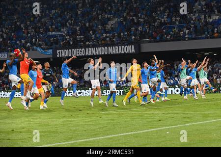 Napoli, Italie. 26 août 2023. Les joueurs du SSC Napoli célèbrent leur victoire au match Serie A TIM entre le SSC Napoli et l’US Sassuolo au Stadio Diego Armando Maradona, Naples, Italie, le dimanche 27 août 2023. Crédit : Nicola Ianuale/Alamy Live News Banque D'Images